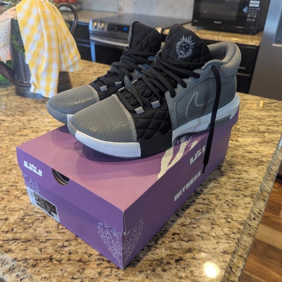 Nike LeBron Witness 6 Black and Gray Men's Athletic Shoes - Picture 1 of 2